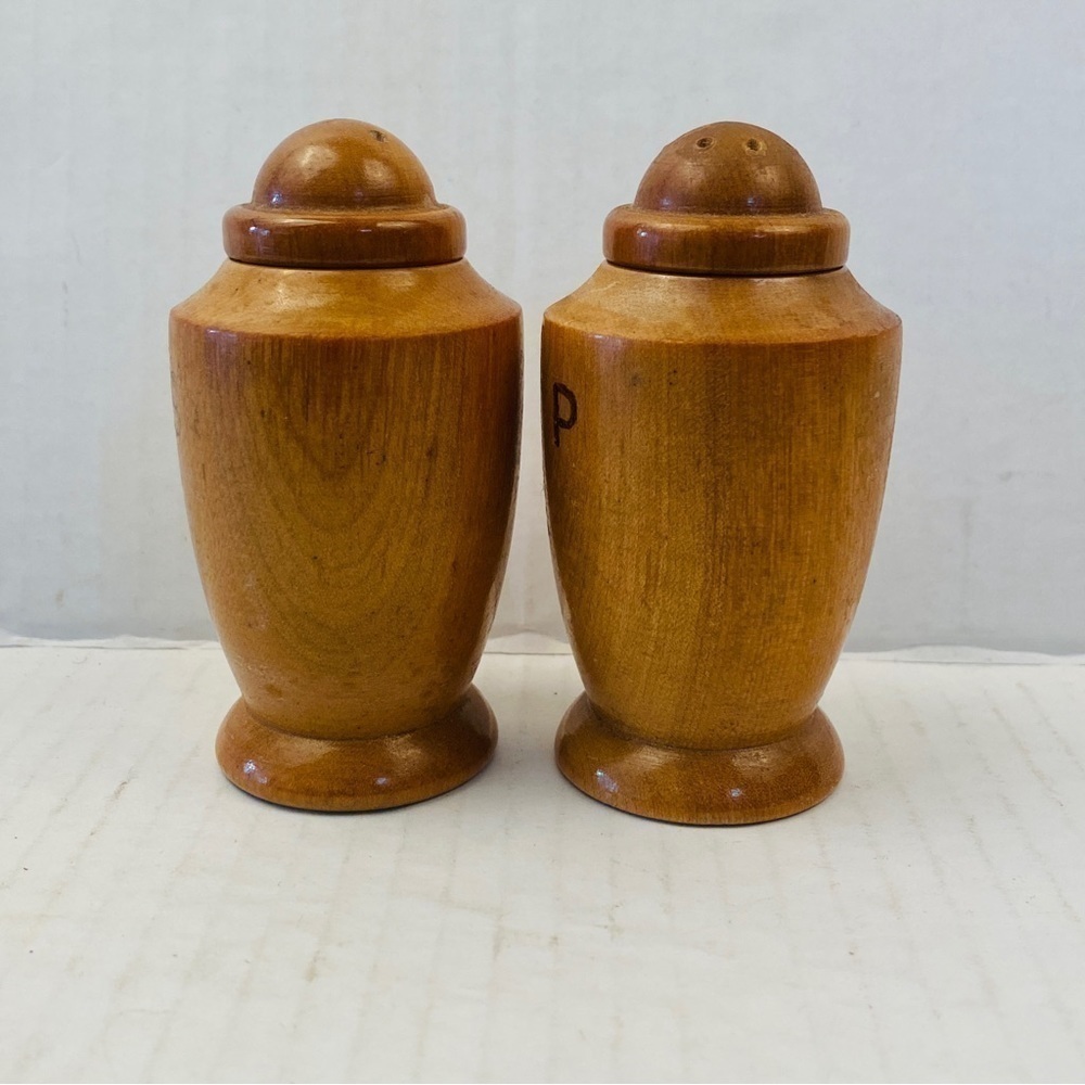 𝅺VINTAGE wood salt and pepper shakers wooden carved curved curve retro